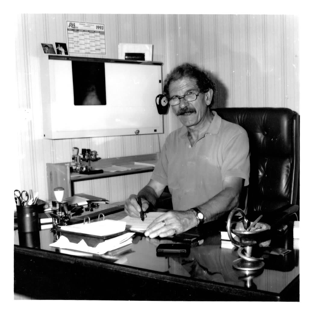 Le docteur Bernard Seguin dans son cabinet de Romans-sur-Isère en 1993