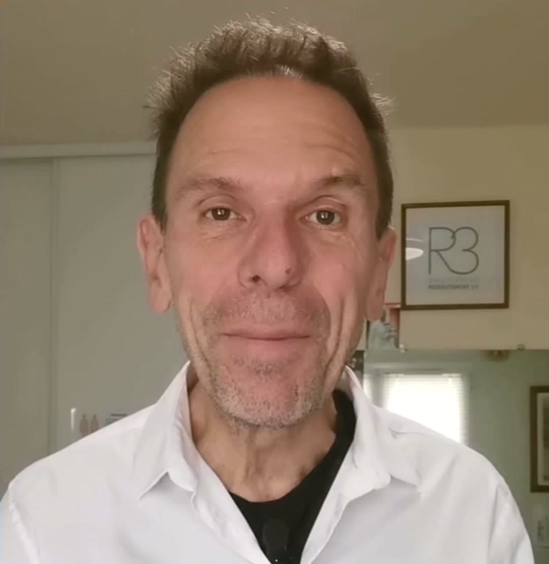Marc Seguin en blouse, dans son cabinet